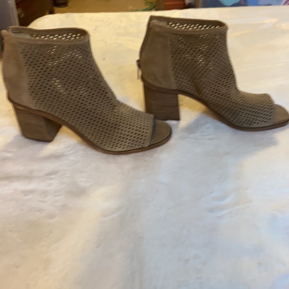 Vince Camuto.. NEVER WORN…. Mushroom color suede. A STEAL OF A DEAL!!👏👏👏 - Picture 2 of 6